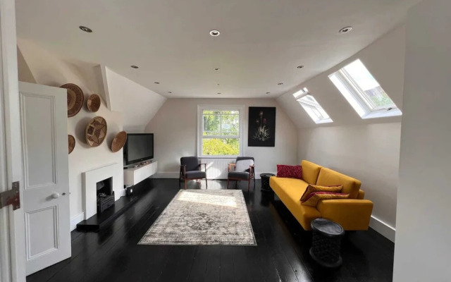 Stylish 1 Bedroom Top Floor Apartment in Highgate