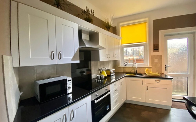 Blackpool Abode - Buttercup Suite