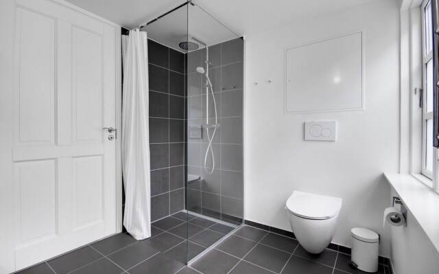 Sanders Regent - Popular 3-bdr Apt With Balcony