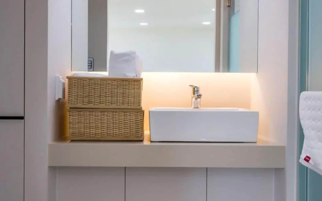 Parotia Waterhouse Hotel