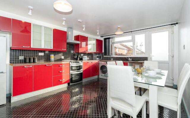 Stylish, modern 3 bedroom townhouse with parking