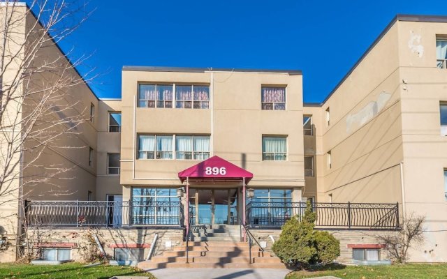 Magnificent Condo at Leaside - 10 Mins to Downtown