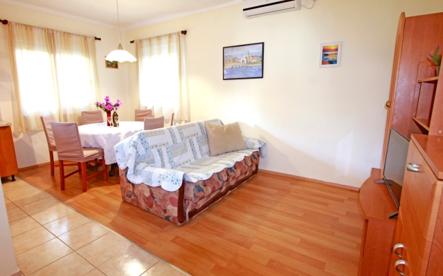 Apartment Nika - nice garden: A2 Nin, Zadar riviera