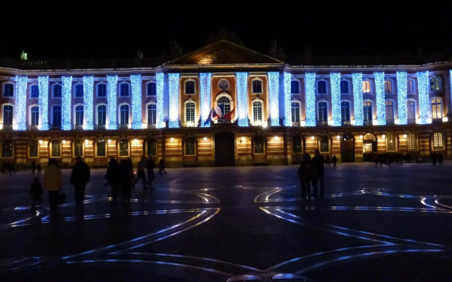 Ours Blanc - Place Victor Hugo
