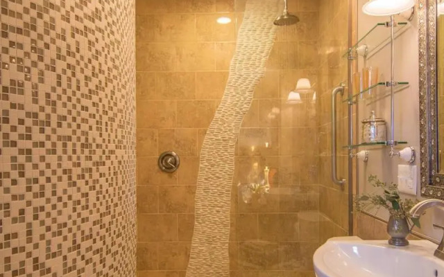 Gothic Eves Inn and Spa Bed and Breakfast