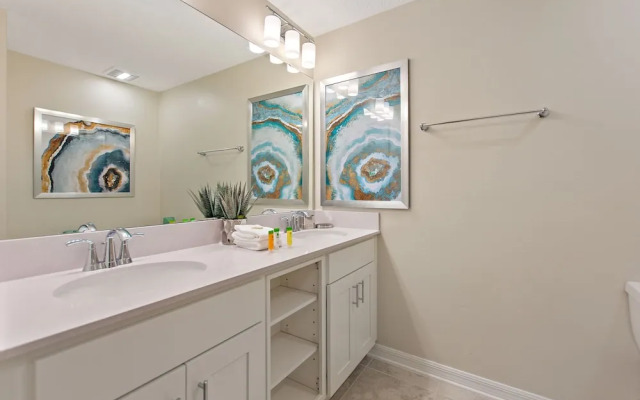 Decadent Penguin - Storey Lake by Shine Villas #704