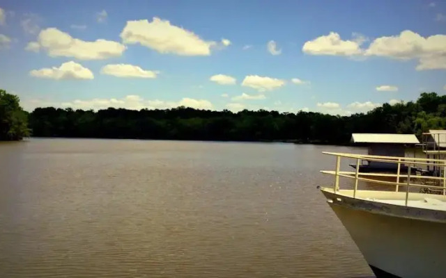 Bayou Rehab Houseboat Rental