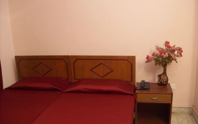 Malik Court by OYO Rooms