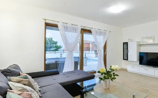 New Villa With Pool and Roof Terrace