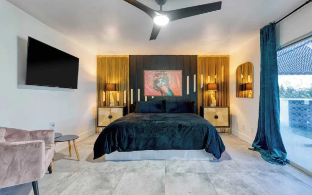 The Blush - With Pool Bars Neons, Palm Springs