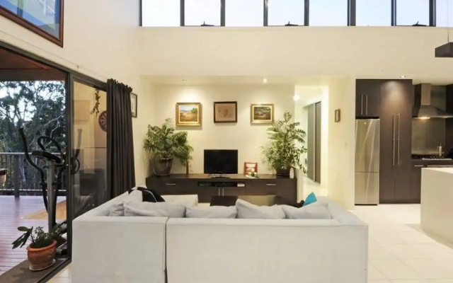 Hilltop Views – Guest Rooms – Cannonvale
