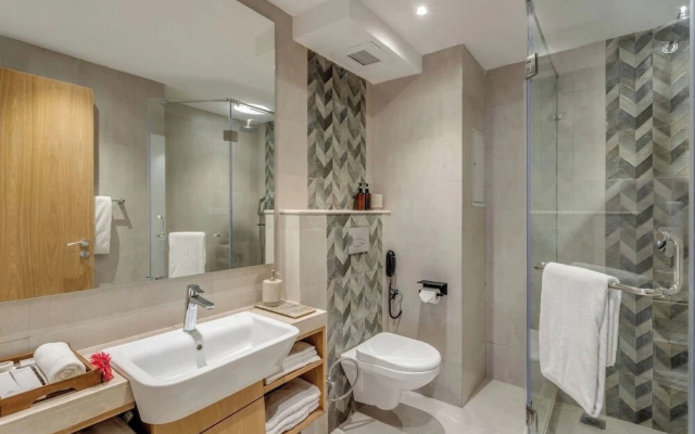 Hidden Gem Luxe Suite w Pool View - 1km to Beach
