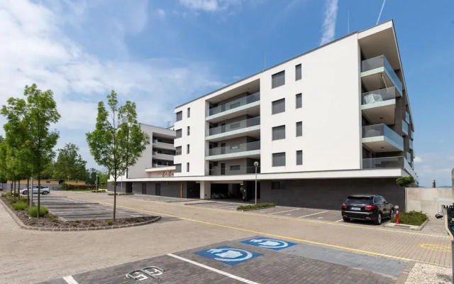 Lakefront Elegant Condo Lela