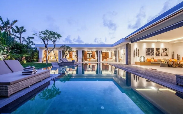 Stunning 6 Bedroom Villa Only 400m to the Beach