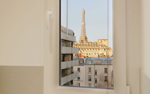 Eiffel Tower View Private Apartment