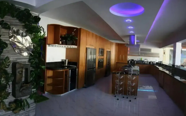 Luxury 14 Bedroom Villa Walking to Clubs/beaches!