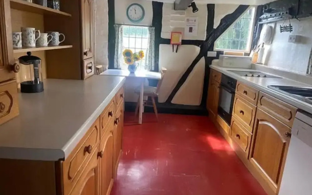 Cottage-fireplace-garden-petsok-3br-parking
