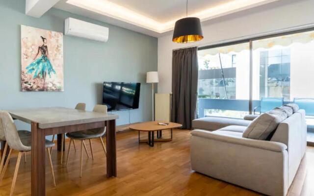 Βright Walled Designed Apt in Glyfada Center