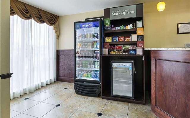 Days Inn & Suites by Wyndham Houston / West Energy Corridor