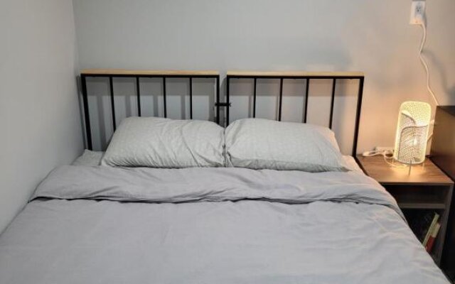 Guest House - Master Bedrooms in Bayview Village - Central North York, Toronto