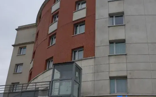 Studio 106, Between City and River