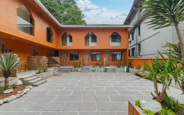 Qingcheng Mountain Tingfeng Orange Yard Hot Spring Hotel