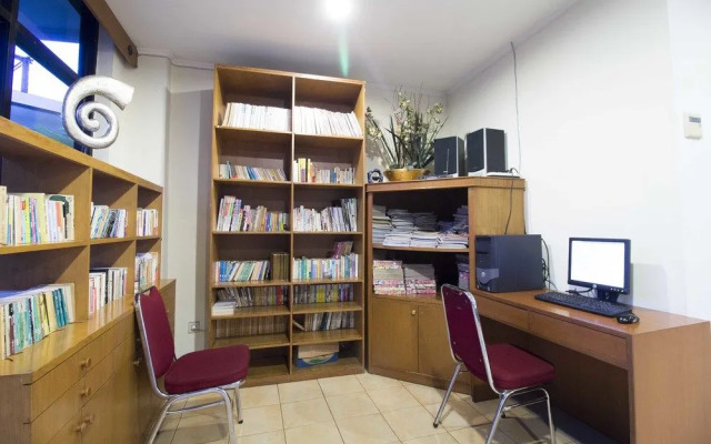 RedDoorz Apartment @ Cilandak