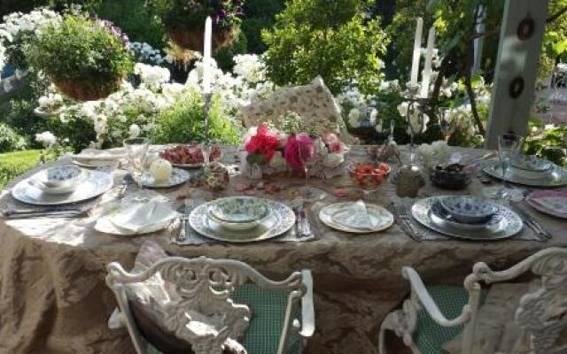 Three Oaks Bed  Breakfast