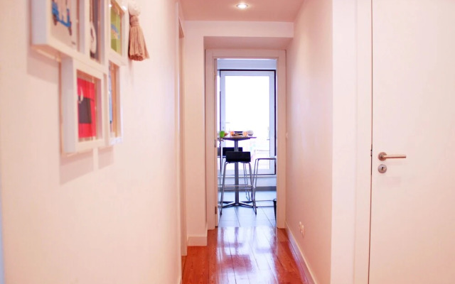 ALTIDO Modern 1-bed Apt w/terrace, moments from São Bento Palace