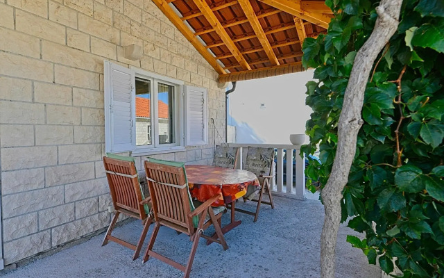 Apartment Puli - 200m from sea: Nela2  Postira, Island Brac