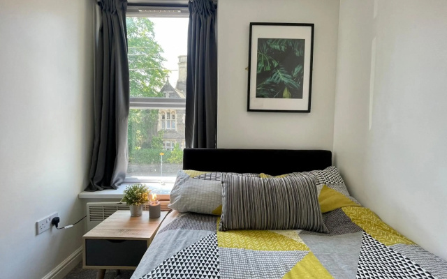 6 Person, 4 Bedroom Light, Warm & Modern Apartment