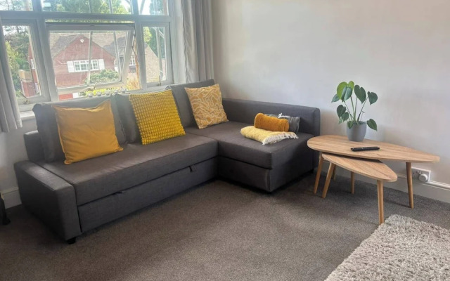 Modern 2-bed Victorian Apartment - Sleeps 6 & Pets
