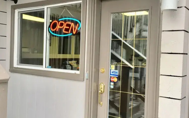 The Canterbury Inn of Downtown Invermere