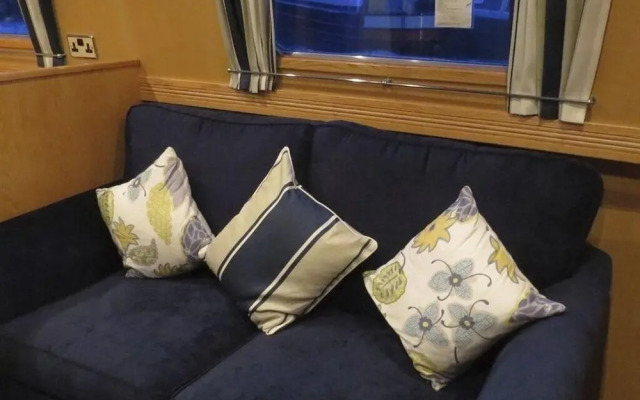 Houseboat Hotels