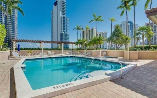 Stylish Modern 2bd 2bth Apt Near the Beach
