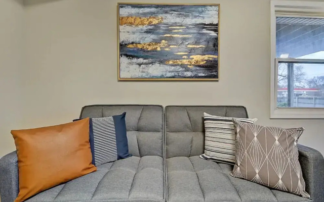 Spacious 6BR/3BA House w/ Parking! Sleeps 20!