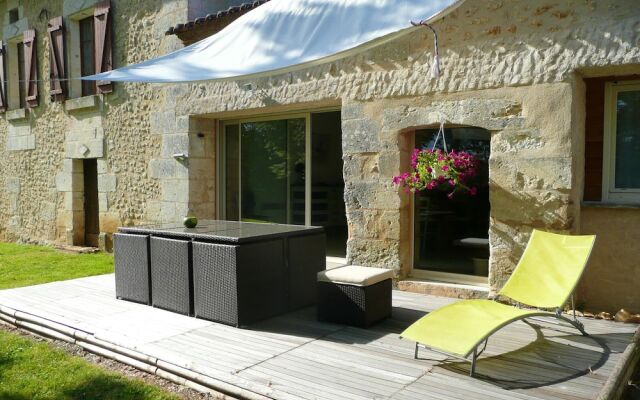 House With 3 Bedrooms in Saint-germain-du-salembre, With Pool Access,