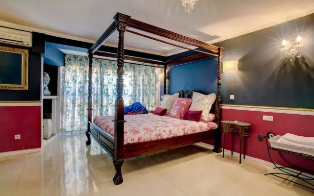 Romantic Puerto Banus Villa, Sea Mountain Views