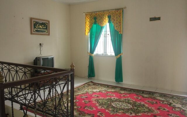 Villa Abdi Cipanas with Swimming Pool