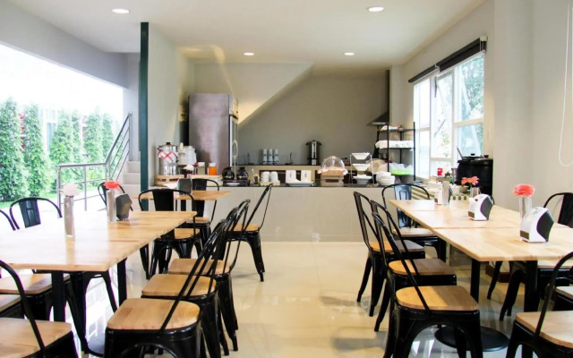 The Zell Budget Hotel Buriam