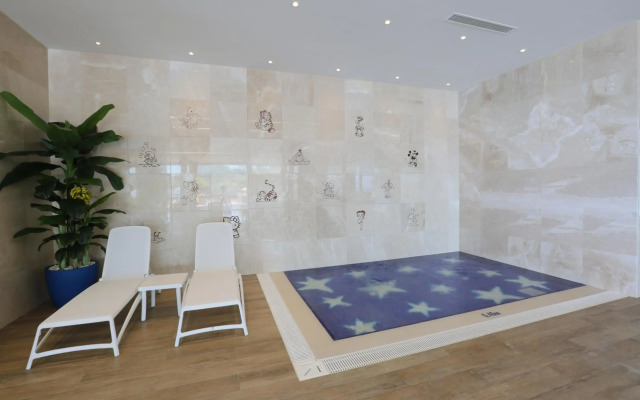 Charisma De Luxe Hotel