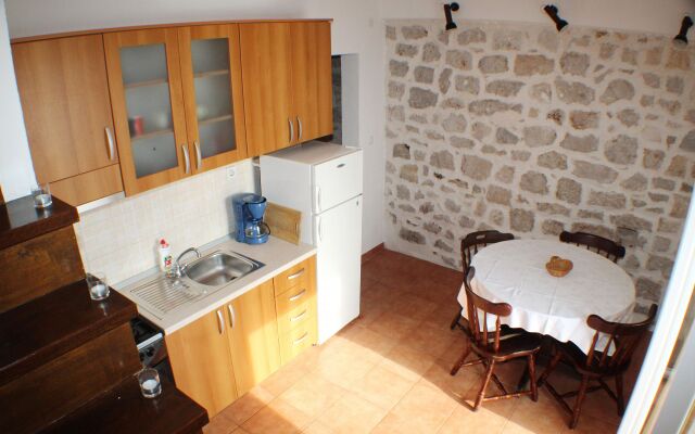 Apartment Bale - right at the beach: A1 Plaza Brist, Riviera Makarska