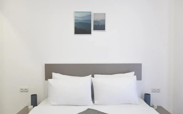 Brand new, bright, 1 bedroom unit, 100 Mbps Wi-Fi.