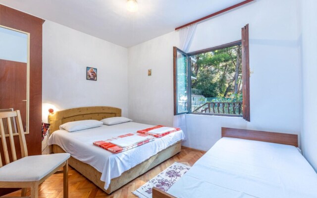 Stunning Apartment in Marusici With 2 Bedrooms and Wifi