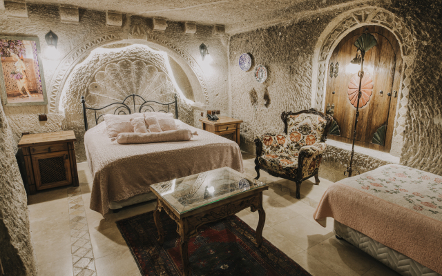 Holiday Cave Hotel