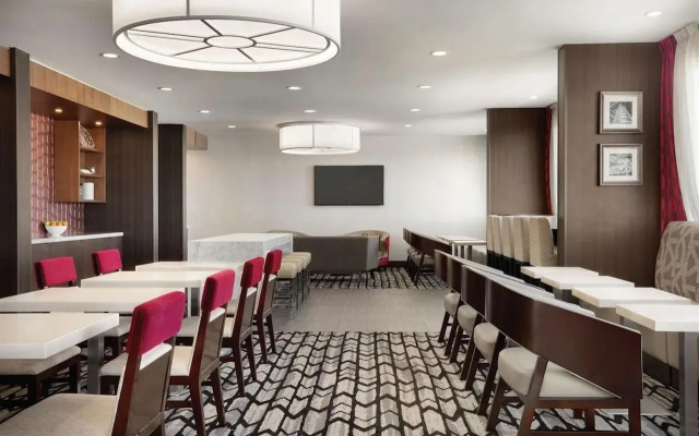DoubleTree by Hilton Toronto Airport