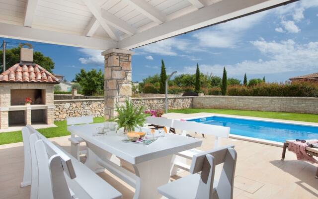 Charming Villa in Sveti Lovrec With Swimming Pool