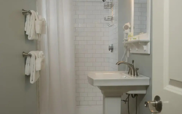 Chatham Seafarer Inn