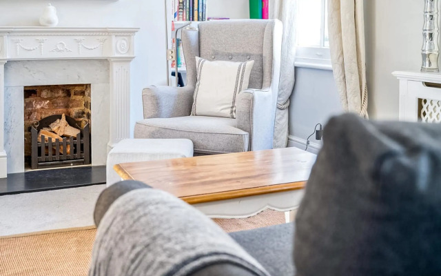 Cozy and Spacious Kensington Maisonette