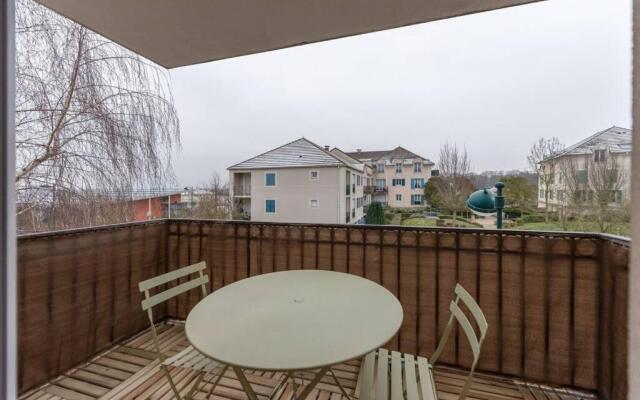 Arty Paris apartment Disneyland
